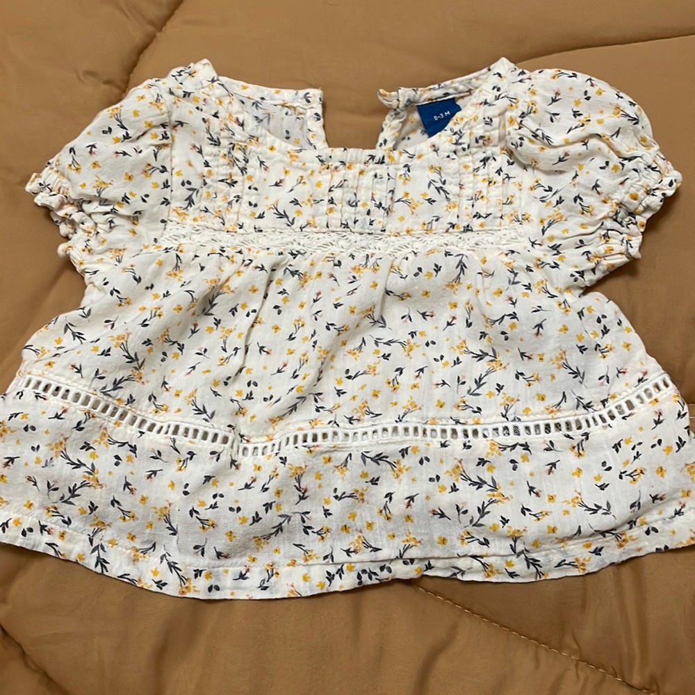 Old Navy 0-3 month shirt. EUC 🤍